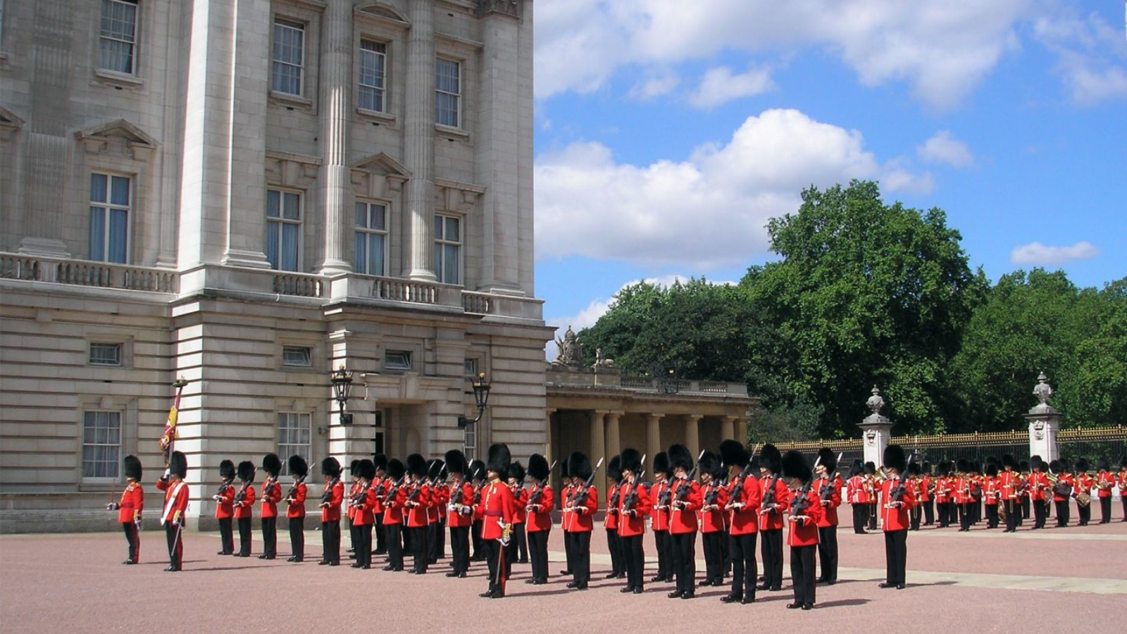 Changing the Guards . Nghi thức đổi gác cung điện Buckingham . Văn hóa Anh. www.english4all.vn