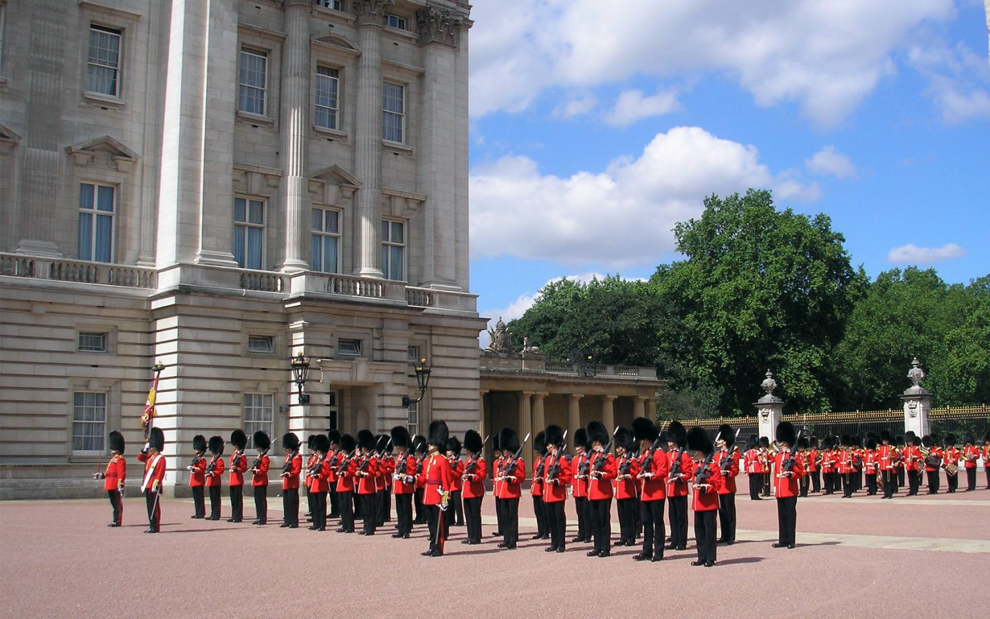 Changing the Guards . Nghi thức đổi gác cung điện Buckingham . Văn hóa Anh. www.english4all.vn